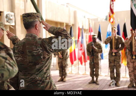 Generalmajor Walter Piatt, eingehende Kommandierender General des kombinierten Kräfte Land Component Command -- Vorgang inhärenten Lösen und 10 Mountain Division und Fort Drum, New York, begrüßt während dem Spielen der Nationalhymne während der Übertragung der Autorität Zeremonie in Bagdad, Irak, 19. März 2018. 10 MTN übernahm das Kommando der CJFLCC - OIR, eine Koalition von 23 regionalen und internationalen Heiden, die sich zusammengetan haben, um gemeinsam die Kräfte ISIS im Irak zu besiegen und die Stabilität und die Sicherheit wiederherstellen zu können. (Foto von der US Army US Army Foto von Master Sgt. Horace Murray) Stockfoto