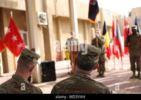 Generalmajor Pat White, Kommandierender General der 1. Gepanzerten Division und Fort Bliss, Texas, bietet seine Äußerungen während der Übertragung der Autorität Zeremonie für die vereinten Kräfte Land Component Command -- Vorgang inhärenten Lösen in Bagdad, Irak, 19. März 2018. Die 1. AD übertragen Behörde zum 10 Mountain Division nach einer neun-Monats-Bereitstellung. (Foto von der US Army US Army Foto von Master Sgt. Horace Murray) Stockfoto