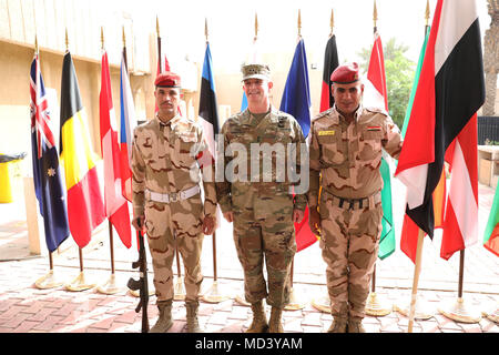 Generalmajor Walter Piatt, eingehende Kommandierender General des kombinierten Kräfte Land Component Command -- Vorgang inhärenten Lösen und 10 Mountain Division und Fort Drum, New York, posiert für ein Foto neben Irakischen Color Guard Mitglieder nach der Übertragung der Autorität Zeremonie in Bagdad, Irak, 19. März 2018. 10 MTN übernahm das Kommando der CJFLCC - OIR, eine Koalition von 23 regionalen und internationalen Heiden, die sich zusammengetan haben, um gemeinsam die Kräfte ISIS im Irak zu besiegen und die Stabilität und die Sicherheit wiederherstellen zu können. (Foto von der US Army US Army Foto von Master Sgt. Horace Murray) Stockfoto