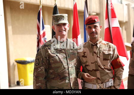 Generalmajor Walter Piatt, eingehende Kommandierender General des kombinierten Kräfte Land Component Command -- Vorgang inhärenten Lösen und 10 Mountain Division und Fort Drum, New York, posiert für ein Foto neben einem irakischen Color Guard Mitglied nach der Übertragung der Autorität Zeremonie in Bagdad, Irak, 19. März 2018. 10 MTN übernahm das Kommando der CJFLCC - OIR, eine Koalition von 23 regionalen und internationalen Heiden, die sich zusammengetan haben, um gemeinsam die Kräfte ISIS im Irak zu besiegen und die Stabilität und die Sicherheit wiederherstellen zu können. (Foto von der US Army US Army Foto von Master Sgt. Horace Murray) Stockfoto