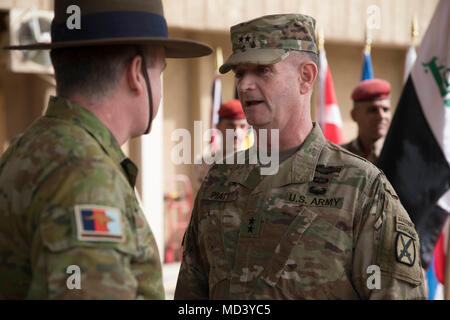 Generalmajor Walter Piatt, eingehende Kommandierender General des kombinierten Kräfte Land Component Command -- Vorgang inhärenten Lösen und 10 Mountain Division und Fort Drum, New York, Gespräche mit einer Koalition Führer vor der Übertragung der Autorität Zeremonie in Bagdad, Irak, 19. März 2018. 10 MTN übernahm das Kommando der CJFLCC - OIR, eine Koalition von 23 regionalen und internationalen Heiden, die sich zusammengetan haben, um gemeinsam die Kräfte ISIS im Irak zu besiegen und die Stabilität und die Sicherheit wiederherstellen zu können. (Foto von der US Army US Army Foto: Staff Sgt. Michael Reinsch) Stockfoto