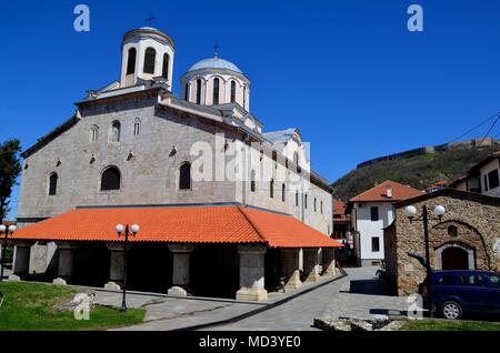 Prizren, einer alten malerischen Stadt im Kosovo: Die orthodoxe Kathedrale von St. George und die kleine Kirche St. Nicholas (Runjevic) Stockfoto