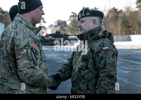 Oberst Zbigniew Śliżewski (rechts), stellvertretender Kommandeur des 10 gepanzerte Kavallerie Brigade, Świętoszów, Polen, schüttelt die Hand des Oberstleutnant Eric G. Melloh (links), Kommandeur der 2.Bataillon, 70. Armor Regiment, 2. gepanzerte Brigade Combat Team, 1.Infanterie Division in Fort Riley, Kansas während der Begrüßungszeremonie in Świętoszów, Polen für die Amerikaner am 19. März 2018. (U.S. Armee Foto von SPC. Dustin D. Biven/22 Mobile Public Affairs Abteilung) Stockfoto