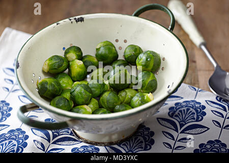 Gedünsteter Rosenkohl in Sieb Stockfoto