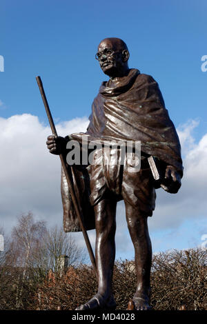 Mahatma Gandhi Statue von Bildhauern Ram und Anil Sutar, Lloyd George Avenue, Cardiff Bay, Cardiff, Wales. Stockfoto