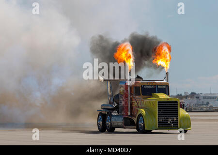 Chris Darnell, Pilot der Shockwave Jet Truck, Flammen auf der Marine Corps Air Station Yuma, Ariz., Flug online während der Airshow 2018 Yuma Samstag, März 17, 2018. Der Flash Fire Jet Nutzfahrzeuge sind der weltweit schnellsten jet Elektrostapler ein Rekord von 375 Meilen pro Stunde. Die Airshow ist MCAS Yuma nur militärische Airshow des Jahres und bietet der Gemeinschaft die Gelegenheit zu sehen, spannend Antenne und Erde Darsteller kostenlos während der Interaktion mit Marinesoldaten und Matrosen. (U.S. Marine Corps Foto von Sgt. Allison Lotz) Stockfoto