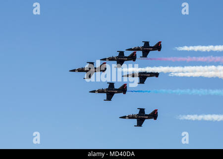 Die 2018 Yuma Airshow Headliner, die Patrioten Jet Team, führt eine akrobatische Antenne Display für Zuschauer auf dem Flug Linie der Marine Corps Air Station Yuma, Ariz., Samstag, den 17. März 2018. Die patrioten Jet Team, sind die größte zivile Besitz Kunstflug jet Team in der westlichen Hemisphäre, begann mit der Vision von einer Person, Randy Howell. Die Begeisterung für die Luftfahrt seit Kindheit genährt, wurde es Howell's Mission um eine 6-jet Präzision demonstration Team, unterhalten könnte, zu inspirieren und zu erziehen. Die Airshow ist MCAS Yuma nur militärische Airshow des Jahres und stellt die Gemeinschaft Stockfoto