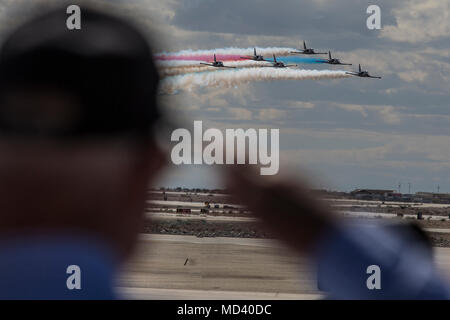 Ein Zuschauer begrüßt als die 2018 Yuma Airshow Headliner, die Patrioten Jet Team, führt eine akrobatische Antenne Anzeige auf dem Flug Linie der Marine Corps Air Station Yuma, Ariz., Samstag, den 17. März 2018. Die patrioten Jet Team, sind die größte zivile Besitz Kunstflug jet Team in der westlichen Hemisphäre, begann mit der Vision von einer Person, Randy Howell. Die Begeisterung für die Luftfahrt seit Kindheit genährt, wurde es Howell's Mission um eine 6-jet Präzision demonstration Team, unterhalten könnte, zu inspirieren und zu erziehen. Die Airshow ist MCAS Yuma nur militärische Airshow des Jahres und stellt die Stockfoto