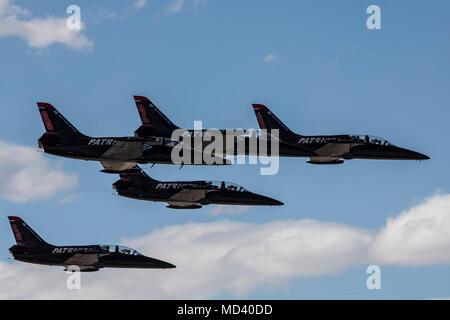 Die 2018 Yuma Airshow Headliner, die Patrioten Jet Team, führt eine akrobatische Antenne Display für Zuschauer auf dem Flug Linie der Marine Corps Air Station Yuma, Ariz., Samstag, den 17. März 2018. Die patrioten Jet Team, sind die größte zivile Besitz Kunstflug jet Team in der westlichen Hemisphäre, begann mit der Vision von einer Person, Randy Howell. Die Begeisterung für die Luftfahrt seit Kindheit genährt, wurde es Howell's Mission um eine 6-jet Präzision demonstration Team, unterhalten könnte, zu inspirieren und zu erziehen. Die Airshow ist MCAS Yuma nur militärische Airshow des Jahres und stellt die Gemeinschaft Stockfoto