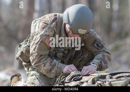 Grafenwöhr, Deutschland - Pfc. Peyton Dunseth, combat Medic, 173Rd Infantry Brigade Combat Team, Plätze, ein Patient in einem Wurf während der US-Armee Europa 2018 Frühling Experte Bereich Medizinische Abzeichen Veranstaltung März 19, 2018. Stockfoto