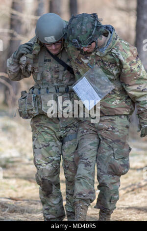 Grafenwöhr, Deutschland - Pfc. Peyton Dunseth, combat Medic, 173Rd Infantry Brigade Combat Team (Airborne), unterstützt ein Unfall zu einem improvisierten Wurf während der US-Armee Europa Frühling Experte Bereich Medizinische 2018 Abzeichen Veranstaltung März 19, 2018. Stockfoto