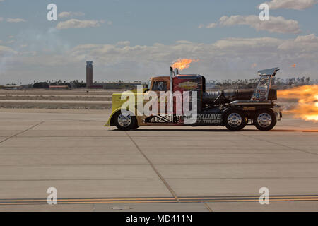 Chris Darnell, Pilot der Shockwave Jet Truck, Flammen auf der Marine Corps Air Station Yuma, Ariz., Flug online während der Airshow 2018 Yuma Samstag, März 17, 2018. Der Flash Fire Jet Nutzfahrzeuge sind der weltweit schnellsten Jet-Lkw erreichen einen Datensatz 375 Meilen pro Stunde. Die Airshow ist MCAS Yuma nur militärische Airshow des Jahres und bietet der Gemeinschaft die Gelegenheit zu sehen, spannend Antenne und Erde Darsteller kostenlos während der Interaktion mit Marinesoldaten und Matrosen. (U.S. Marine Corps Foto von Lance Cpl. Hanna L. Powell) Stockfoto