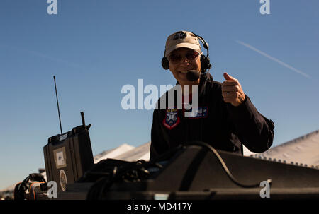 Ansager Rob Reider tritt weg von der Airshow von 2018 Yuma Marine Corps Air Station Yuma, Ariz., Samstag, März 17, 2018 gehostet wird. Rob Reider ist die am meisten gefragte Sprecher auf der North American Air Show. Seine Talente ihn verdient haben die höchste Auszeichnung in der Airshow Industrie, Internationaler Rat der Luft zeigt das Wort für Spitzenleistungen" ein ehemaliger Mittelwesten Fernsehen Persönlichkeit, Rob erhielt 5 Emmy Awards für seine on-air-Leistung und musikalische Kompositionen. Die Airshow ist MCAS Yuma nur militärische Airshow des Jahres und bietet der Gemeinschaft die Gelegenheit zu sehen, spannend Antenne und Grou Stockfoto