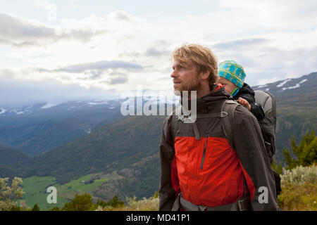 Männliche Wanderer mit Sohn in Bergwelt, Nationalparks Jotunheimen, Lom, Oppland, Norwegen Stockfoto