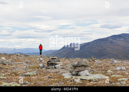 Männliche Wanderer am Berg Landschaft suchen, Rückansicht, Jotunheimen Nationalpark, Lom, Oppland, Norwegen Stockfoto