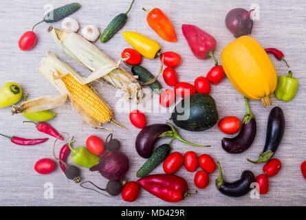 Auswahl von frischem Gemüse auf Tabelle, Ansicht von oben Stockfoto