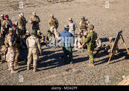 Australische Armee Cpl. Lukas Ryder, mit Task Force Taji, gibt einem Sicherheit Schriftsatz an die irakischen Soldaten zu 74th Brigade vor Beginn der Vorauszahlung Treffsicherheit Training im Camp Taji, Irak, 12. März 2018. Camp Taji ist ein Combined Joint Task Force - inhärenten Lösen erweiterte Partner Lage zu Training Partner Kräfte und Verstärkung ihrer Wirksamkeit gewidmet. (U.S. Armee Foto von SPC. Audrey Ward) Stockfoto