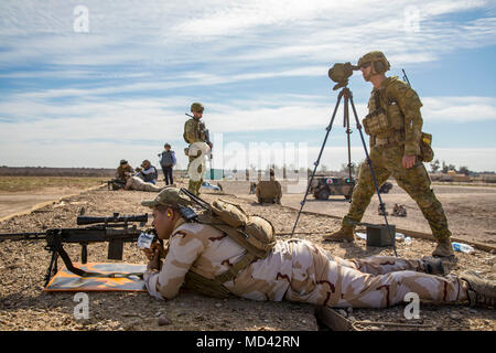 Australische Armee Cpl. Lukas Ryder, mit Task Force Taji, Spots für eine irakische Soldaten feuern eine M40-Schraube - Action Sniper Rifle während der nullabgleich Teil der erweiterten Treffsicherheit Training im Camp Taji, Irak, 18. März 2018. Camp Taji ist ein Combined Joint Task Force - inhärenten Lösen erweiterte Partner Lage zu Training Partner Kräfte und Verstärkung ihrer Wirksamkeit gewidmet. (U.S. Armee Foto von SPC. Audrey Ward) Stockfoto