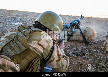 Ein irakischer Soldat 74th Brigade zugeordnet Brände ein M240B Maschinengewehr während der Qualifikation teil der schweren Waffen Training im Camp Taji, Irak, 12. März 2018. Seit 2014, Betrieb die Mitglieder lösen baseline Kapazität von mehr als 130.000 irakische Sicherheitskräfte ausgebildet ISIS innerhalb der irakischen Sicherheitskräfte zu besiegen aufgebaut haben, ist es an der Zeit diese Fähigkeiten Wiederaufleben der ISIS zu verhindern und die Stabilität innerhalb ihrer Nation zu erstellen. (U.S. Armee Foto von SPC. Audrey Ward) Stockfoto