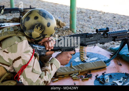 Ein irakischer Soldat 74th Brigade zugeordnet Brände ein M240B Maschinengewehr während der Qualifikation teil der schweren Waffen Training im Camp Taji, Irak, 12. März 2018. Seit 2014, Betrieb die Mitglieder lösen baseline Kapazität von mehr als 130.000 irakische Sicherheitskräfte ausgebildet ISIS innerhalb der irakischen Sicherheitskräfte zu besiegen aufgebaut haben, ist es an der Zeit diese Fähigkeiten Wiederaufleben der ISIS zu verhindern und die Stabilität innerhalb ihrer Nation zu erstellen. (U.S. Armee Foto von SPC. Audrey Ward) Stockfoto