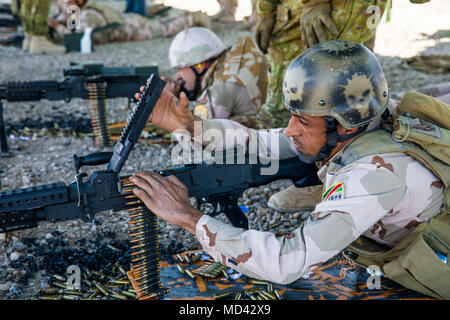 Ein irakischer Soldat 74th Brigade lädt eine M240B Maschinengewehr während der Qualifikation teil der schweren Waffen Training im Camp Taji, Irak, 12. März 2018 zugeordnet. Seit 2014, Betrieb die Mitglieder lösen baseline Kapazität von mehr als 130.000 irakische Sicherheitskräfte ausgebildet ISIS innerhalb der irakischen Sicherheitskräfte zu besiegen aufgebaut haben, ist es an der Zeit diese Fähigkeiten Wiederaufleben der ISIS zu verhindern und die Stabilität innerhalb ihrer Nation zu erstellen. (U.S. Armee Foto von SPC. Audrey Ward) Stockfoto