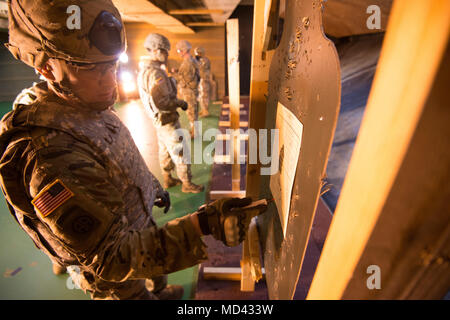 U.S. Army Staff Sgt. Jared Sparks, zu der 39 strategisches Signal Bataillon zugeordnet, 2 Theater Signal Brigade, steuert seine Waffe zeroing während der Einheit Krieger Wettbewerb auf chièvres Air Base, Belgien, 13. März 2018. (U.S. Armee Foto von visuellen Informationen Spezialist Pierre-Etienne Courtejoie) Stockfoto