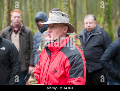 Der Commanding General’s 2018 Spring Company Commanders Staff Ride war ein professionelles Entwicklungsprogramm der United States Army, das vom 12. Bis 14. März 2018 an Schlachtfeldern des Ersten Weltkriegs in der Nähe von Lüttich und Verdun in Frankreich durchgeführt wurde. Das Archivbild zeigt die teilnehmenden Offiziere, die das Gelände des Schlachtfeldes studieren und die taktische Entwicklung und die Rolle der amerikanischen Expeditionstruppen während des Ersten Weltkriegs diskutieren Stockfoto