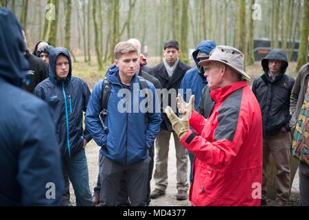Der Commanding General’s 2018 Spring Company Commanders Staff Ride war eine professionelle Fortbildungsveranstaltung der United States Army, die vom 12. Bis 14. März 2018 an den Schlachtfeldern des Ersten Weltkriegs in Lüttich und Verdun in Frankreich stattfand. Das Archivbild zeigt Offiziere, die das Gelände des Schlachtfeldes studieren und die taktische Evolution und Operationen der amerikanischen Expeditionstruppen während des Ersten Weltkriegs diskutieren. Stockfoto