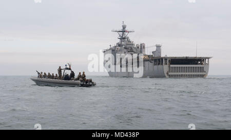 180314-N-TJ 319-0029 SCHWARZES MEER (14. März 2018) Marines zu den maritimen Raid Kraft zugeordnet, 26 Marine Expeditionary Unit, Fahrt entlang der Harpers Ferry-Klasse dock Landung Schiff USS Oak Hill (LSD 51) im Rahmen eines Besuches, Board, Durchsuchung und Beschlagnahme Übung mit der Rumänischen marine Fregatte Regele Ferdinand (F-221), 14. März 2018, während der Übung Frühling Sturm 2018. Frühling Sturm ist eine rumänische - LED-Übung in das Schwarze Meer in die Amphibischen und die Interoperabilität zwischen der rumänischen und der US-Seestreitkräfte zu verbessern. Oak Hill, homeported in Virginia Beach, Virginia, ist die Durchführung von naval Betrieb Stockfoto