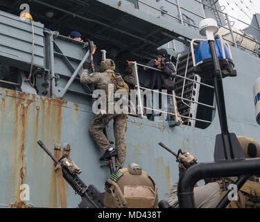 180314-N-TJ 319-0059 SCHWARZES MEER (14. März 2018) Marines zu den maritimen Raid Kraft zugeordnet, 26 Marine Expeditionary Unit, Vorstand der Rumänischen marine Fregatte Regele Ferdinand (F-221) während eines Besuchs, Board, Durchsuchung und Beschlagnahme Übung mit dem Harpers Ferry-Klasse dock Landung Schiff USS Oak Hill (LSD 51), 14. März 2018, während der Übung Frühling Sturm 2018. Frühling Sturm ist eine rumänische - LED-Übung in das Schwarze Meer in die Amphibischen und die Interoperabilität zwischen der rumänischen und der US-Seestreitkräfte zu verbessern. Oak Hill, homeported in Virginia Beach, Virginia, ist die Durchführung von naval Operations in den US Stockfoto