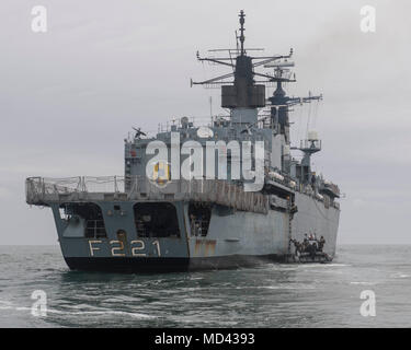 180314-N-TJ 319-0090 SCHWARZES MEER (14. März 2018) Marines zu den maritimen Raid Kraft zugeordnet, 26 Marine Expeditionary Unit, Vorstand der Rumänischen marine Fregatte Regele Ferdinand (F-221) während eines Besuchs, Board, Durchsuchung und Beschlagnahme Übung mit dem Harpers Ferry-Klasse dock Landung Schiff USS Oak Hill (LSD 51), 14. März 2018, während der Übung Frühling Sturm 2018. Frühling Sturm ist eine rumänische - LED-Übung in das Schwarze Meer in die Amphibischen und die Interoperabilität zwischen der rumänischen und der US-Seestreitkräfte zu verbessern. Oak Hill, homeported in Virginia Beach, Virginia, ist die Durchführung von naval Operations in den US Stockfoto