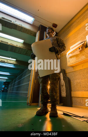 U.S. Army Staff Sgt. Jared Sparks, zu der 39 strategisches Signal Bataillon zugeordnet, 2 Theater Signal Brigade, vertreibt Ziele während der Einheit Krieger Wettbewerb auf chièvres Air Base, Belgien, 13. März 2018. (U.S. Armee Foto von visuellen Informationen Spezialist Pierre-Etienne Courtejoie) Stockfoto