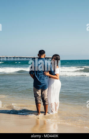 Paar stehend auf Strand, Rückansicht, Seal Beach, Kalifornien, USA Stockfoto