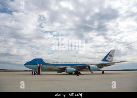 Air Force One steht für die Ankunft von Präsident Donald Trump und First Lady Melania Trump auf dem Flug Linie der Joint Base Andrews, Md., 19. März 2018 bereit. Der Präsident reiste von Jba nach Manchester, N.H., eine Rede auf opioid Epidemie des Landes zu geben. (U.S. Air Force Foto/Tech. Sgt. Robert Cloys) Stockfoto