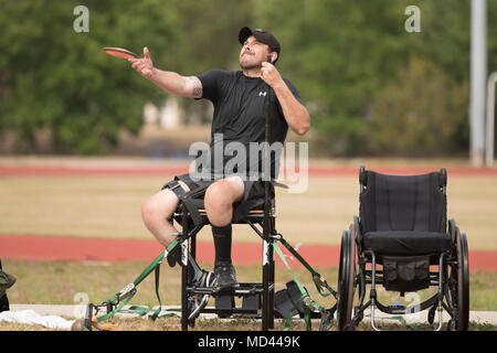 USSOCOM's Army Master Sgt. George Vera Züge im Discus für die 2018 DoD Krieger spielen Während ein Camp in MacDill Air Force Base in Florida am 19. März 2018. Die Teilnahme an ussocom Krieger Care Programm militärischen adaptive Sport Veranstaltungen während des ganzen Jahres erhöht die SOF Athleten mentale und physische Rehabilitation, Unterstützung bei ihrer Wiedereingliederung oder Übergang. (DoD Foto von Roger L. Wollenberg) Stockfoto