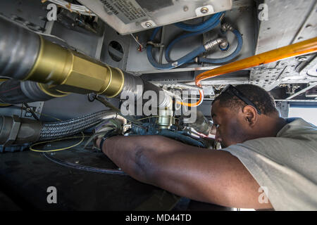 Senior Airman Latrell Salomo, 41. Rescue Squadron (RQS) spezielle Missionen aviator, Anzeigeinstrumente für den Kraftstofftank eines HH-60G Pave Hawk, 15. März 2018, bei Moody Air Force Base, Ga Flieger vom 41. RQS und 723 d Aircraft Maintenance Squadron durchgeführt vor, um zu gewährleisten, dass ein HH-60G Pave Hawk war voll für eine simulierte Suche und Rettung Mission vorbereitet. (U.S. Air Force Foto von Airman Eugene Oliver) Stockfoto