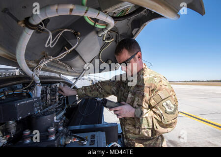 Tech. Sgt. Joshua Poe, 41 Rescue Squadron (RQS) spezielle Missionen aviator, Prüfungen der elektrischen Anlage eines HH-60G Pave Hawk, 15. März 2018, bei Moody Air Force Base, Ga Flieger vom 41. RQS und 723 d Aircraft Maintenance Squadron durchgeführt vor, um zu gewährleisten, dass ein HH-60G Pave Hawk war voll für eine simulierte Suche und Rettung Mission vorbereitet. (U.S. Air Force Foto von Airman Eugene Oliver) Stockfoto