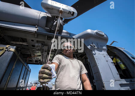 Senior Airman Latrell Salomo, 41. Rescue Squadron (RQS) spezielle Missionen aviator, wischt den rappel Kabel eines HH-60G Pave Hawk, 15. März 2018, bei Moody Air Force Base, Ga Flieger vom 41. RQS und 723 d Aircraft Maintenance Squadron durchgeführt vor, um zu gewährleisten, dass ein HH-60G Pave Hawk war voll für eine simulierte Suche und Rettung Mission vorbereitet. (U.S. Air Force Foto von Airman Eugene Oliver) Stockfoto