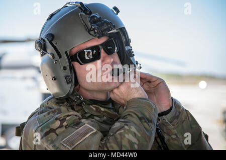 Tech Sgt. Justin Cole, 41 Rescue Squadron (RQS) spezielle Missionen aviator, stellt auf seinem Helm, 15. März 2018, bei Moody Air Force Base, Ga Flieger vom 41. RQS und 723 d Aircraft Maintenance Squadron durchgeführt vor, um zu gewährleisten, dass ein HH-60G Pave Hawk war voll für eine simulierte Suche und Rettung Mission vorbereitet. (U.S. Air Force Foto von Airman Eugene Oliver) Stockfoto