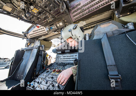 Tech. Sgt. Justin Cole, 41 Rescue Squadron (RQS) spezielle Missionen aviator, führt einen Betrieb prüfen, 15. März 2018, bei Moody Air Force Base, Ga Flieger vom 41. RQS und 723 d Aircraft Maintenance Squadron durchgeführt vor, um zu gewährleisten, dass ein HH-60G Pave Hawk war voll für eine simulierte Suche und Rettung Mission vorbereitet. (U.S. Air Force Foto von Airman Eugene Oliver) Stockfoto