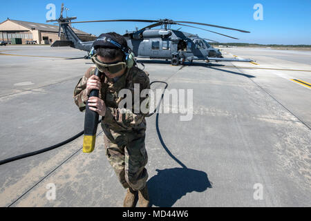 Airman First Class Ryan Lenig, 723 d Aircraft Maintenance Squadron (AMXS) Crew Chief, zieht ein Stromkabel vom HH-60G Pave Hawk, 15. März 2018, bei Moody Air Force Base, Ga Flieger vom 41. Rescue Squadron und der 723 d AMXS durchgeführt vor, um zu gewährleisten, dass ein HH-60G Pave Hawk war voll für eine simulierte Suche und Rettung Mission vorbereitet. (U.S. Air Force Foto von Airman Eugene Oliver) Stockfoto