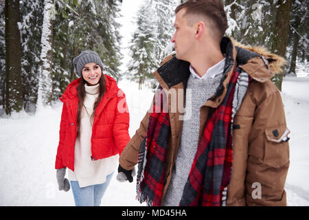 Junge Paare, die im Schnee Stockfoto