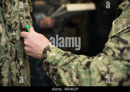 NORFOLK, Virginia (Mar. 20, 2018) --Intelligence Specialist 1. Klasse Sean Hubble, auf USS Gerald R. Ford's (CVN 78) intelligence Abteilung zugewiesen, erhält ein Navy und Marine Corps Leistung Medaille von Kapitän Richard McCormack, Ford's kommandierender Offizier. (U.S. Marine Foto von Mass Communication Specialist 3. Klasse Ryan Carter) Stockfoto