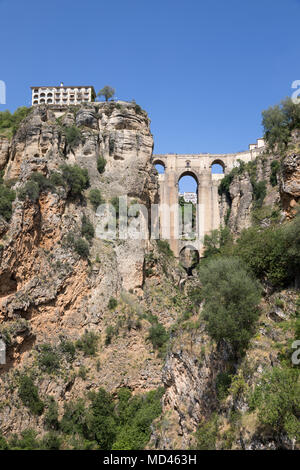 Puente Nuevo neue Brücke und die weisse Stadt auf Felsen, Ronda, Andalusien, Spanien, Europa gehockt Stockfoto