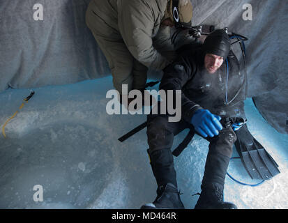 180317-N-KC 128-127 Ice Camp Skate (18. März 2018) - Constructionman 2. Klasse (SCW/DV) Dave Eaves, zugeordnet zu den UW-Bau Team Eins (UCT 1), bietet Unterstützung bei einem Torpedo Übung in den Polarkreis zur Unterstützung der Ice-Übung (ICEX) 2018, 16. März. ICEX 2018 ist ein 5-wöchigen Übung, die Marine ihre Einsatzbereitschaft in der Arktis, die Erfahrung in der Region, Vorauszahlung Verständnis der arktischen Umwelt zu bewerten, und ihre Beziehungen zu anderen Dienstleistungen, Verbündete und Partner Organisationen zu entwickeln. (U.S. Marine Foto von Massenkommunikation Besondere Stockfoto