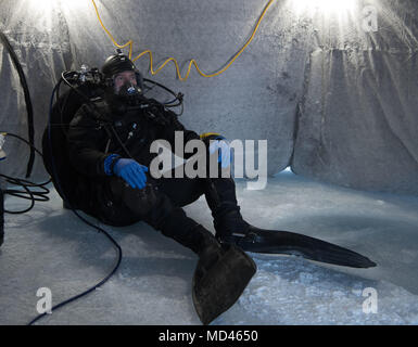 180317-N-KC 128-167 Ice Camp Skate (18. März 2018) - Constructionman 1. Klasse (SCW/DV) Brandon Burrow, zugeordnet zu den UW-Bau Team Eins (UCT 1), bietet Unterstützung bei einem Torpedo Übung in den Polarkreis zur Unterstützung der Ice-Übung (ICEX) 2018, 16. März. ICEX 2018 ist ein 5-wöchigen Übung, die Marine ihre Einsatzbereitschaft in der Arktis, die Erfahrung in der Region, Vorauszahlung Verständnis der arktischen Umwelt zu bewerten, und ihre Beziehungen zu anderen Dienstleistungen, Verbündete und Partner Organisationen zu entwickeln. (U.S. Marine Foto von Massenkommunikation Spe Stockfoto