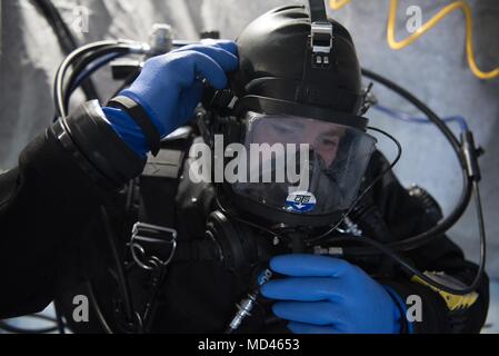 180317-N-KC 128-199 Ice Camp Skate (18. März 2018) - Constructionman 1. Klasse (SCW/DV) Brandon Burrow, zugeordnet zu den UW-Bau Team Eins (UCT 1), bietet Unterstützung bei einem Torpedo Übung in den Polarkreis zur Unterstützung der Ice-Übung (ICEX) 2018, 16. März. ICEX 2018 ist ein 5-wöchigen Übung, die Marine ihre Einsatzbereitschaft in der Arktis, die Erfahrung in der Region, Vorauszahlung Verständnis der arktischen Umwelt zu bewerten, und ihre Beziehungen zu anderen Dienstleistungen, Verbündete und Partner Organisationen zu entwickeln. (U.S. Marine Foto von Massenkommunikation Spe Stockfoto