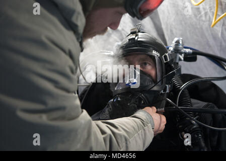 180317-N-KC 128-183 Ice Camp Skate (18. März 2018) - Constructionman 1. Klasse (SCW/DV) Brandon Burrow, zugeordnet zu den UW-Bau Team Eins (UCT 1), bietet Unterstützung bei einem Torpedo Übung in den Polarkreis zur Unterstützung der Ice-Übung (ICEX) 2018, 16. März. ICEX 2018 ist ein 5-wöchigen Übung, die Marine ihre Einsatzbereitschaft in der Arktis, die Erfahrung in der Region, Vorauszahlung Verständnis der arktischen Umwelt zu bewerten, und ihre Beziehungen zu anderen Dienstleistungen, Verbündete und Partner Organisationen zu entwickeln. (U.S. Marine Foto von Massenkommunikation Spe Stockfoto