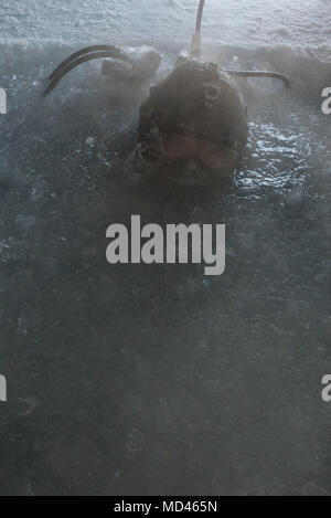 180317-N-KC 128-222 Ice Camp Skate (18. März 2018) - Constructionman 2. Klasse (SCW/DV) Dave Eaves, zugeordnet zu den UW-Bau Team Eins (UCT 1), bietet Unterstützung bei einem Torpedo Übung in den Polarkreis zur Unterstützung der Ice-Übung (ICEX) 2018, 16. März. ICEX 2018 ist ein 5-wöchigen Übung, die Marine ihre Einsatzbereitschaft in der Arktis, die Erfahrung in der Region, Vorauszahlung Verständnis der arktischen Umwelt zu bewerten, und ihre Beziehungen zu anderen Dienstleistungen, Verbündete und Partner Organisationen zu entwickeln. (U.S. Marine Foto von Massenkommunikation Besondere Stockfoto