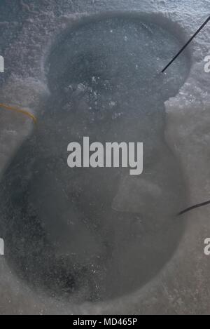 180317-N-KC 128-229 Ice Camp Skate (18. März 2018) - Taucher, Unterwasser Bau Team Eins (UCT 1), bietet Unterstützung bei einem Torpedo Übung in den Polarkreis zur Unterstützung der Ice-Übung (ICEX) 2018, 16. März. ICEX 2018 ist ein 5-wöchigen Übung, die Marine ihre Einsatzbereitschaft in der Arktis, die Erfahrung in der Region, Vorauszahlung Verständnis der arktischen Umwelt zu bewerten, und ihre Beziehungen zu anderen Dienstleistungen, Verbündete und Partner Organisationen zu entwickeln. (U.S. Marine Foto von Mass Communication Specialist 1. Klasse Daniel Hinton) Stockfoto